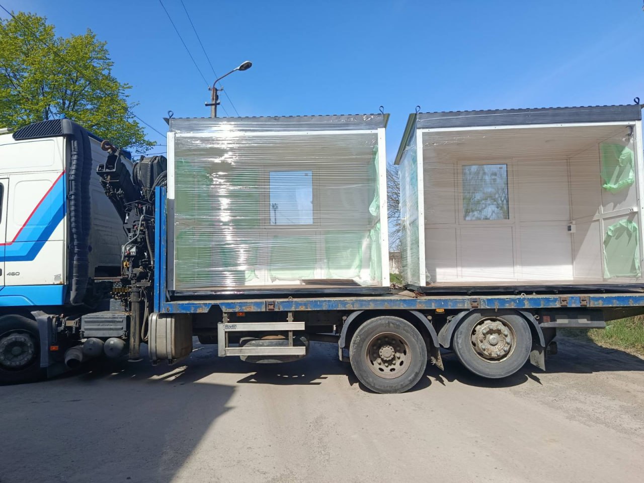 Дві частини металопластикової конструкції на вантажній машині