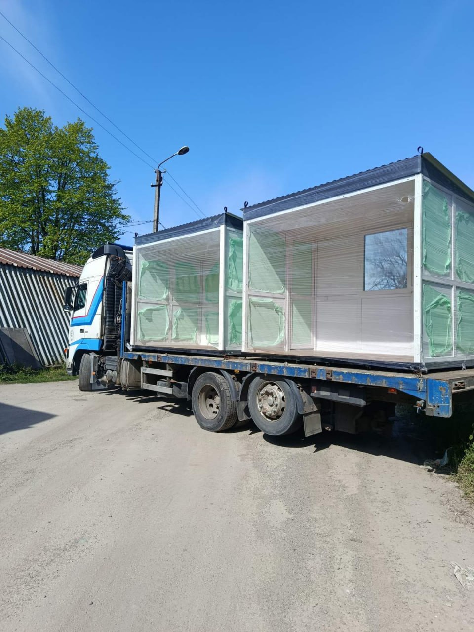 Дві частини металопластикої конструкції