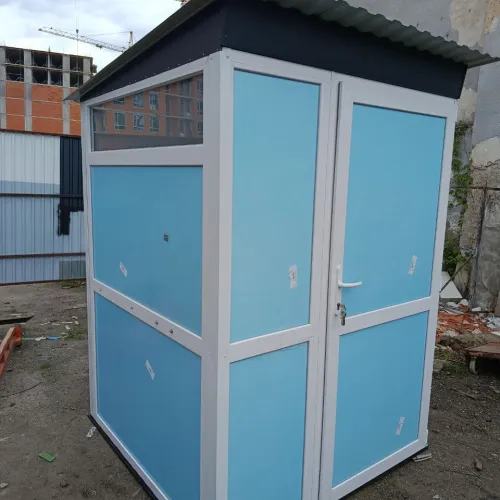 Металопластикова конструкція, кольору неба із темним дахом.