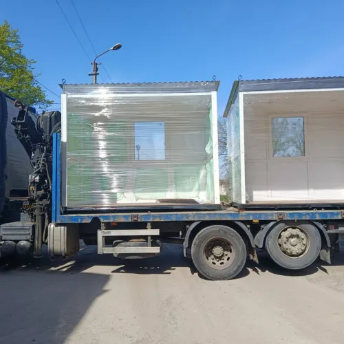 Дві частини металопластикової конструкції на вантажній машині