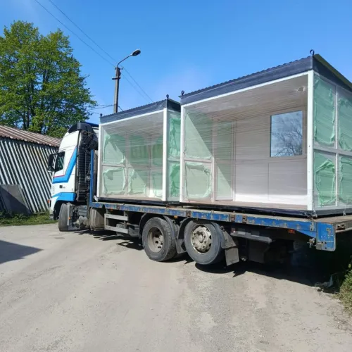 Дві частини металопластикої конструкції
