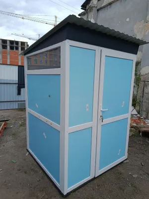 Металопластикова конструкція, кольору неба із темним дахом.