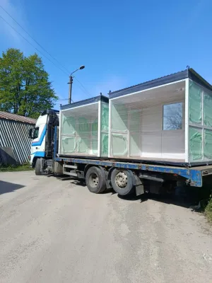 Дві частини металопластикої конструкції