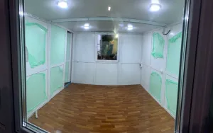 Вигляд на вхідну групу та віконні секції великого КПП 3х6 м.