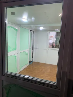 Деталізація білого металопластикового профілю вікон поста охорони.